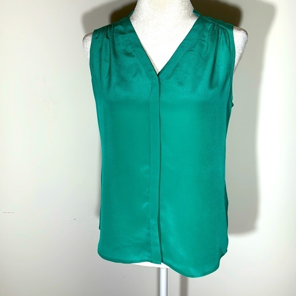 Banana Republic Silk Green Sleeveless Button Down Top - XS